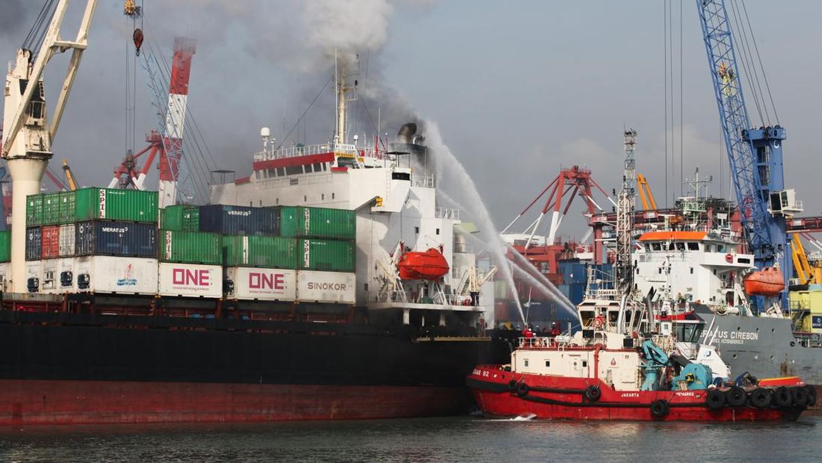 Kapal Kontainer Verizon Terbakar di Surabaya, 16 Damkar Diterjunkan