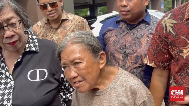 Seorang lansia di Surabaya, Elina Widjajanti (80) menceritakan peristiwa memilukan yang dialaminya saat ia diusir dan rumahnya dirobohkan oleh anggota ormas.