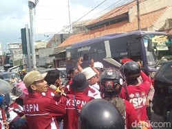 Blokade Jalan Nasional, Demo Buruh di Majalengka Nyaris Ricuh
