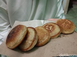 Mencicipi Kue Samir, Mirip Serabi tapi Ada Varian Isinya