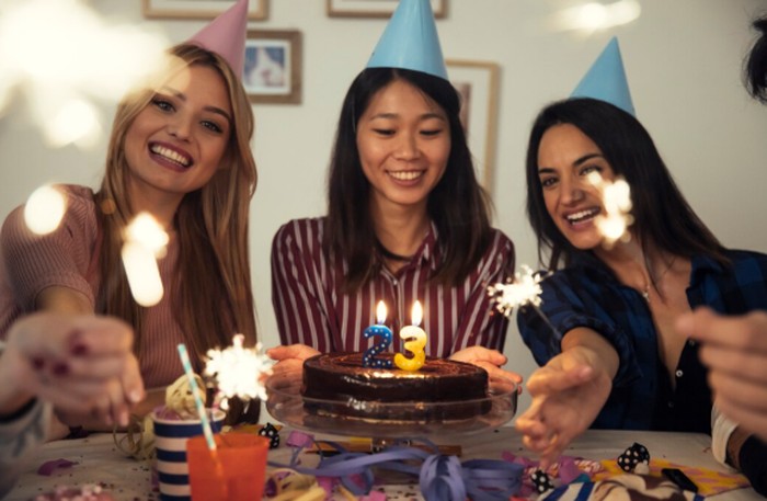 Leo bersikap spontan demi menciptakan momen yang seru dan penuh perhatian. Keputusan mendadaknya sering didorong oleh keinginan untuk menikmati hidup./ Foto: freepik.com