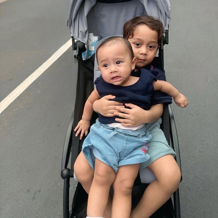 <p>Di satu foto unggahannya, Lesti mem-posting foto kedua anaknya Levian dan Leshia yang terlihat begitu kompak mengenakan kaos berwarna biru tua dan celana denim. Dalam potret ini, Levian atau akrab disapa Abang L tampak duduk sambil memangku adiknya yang belum genap setahun. (Foto: Instagram @lestikejora)</p>