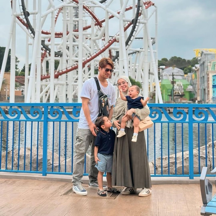<p>Melalui unggahan di Instagram, Lesti membagikan momen kebersamaan dengan suami dan dua anaknya saat mengunjungi tempat wisata. Keempatnya terlihat begitu bahagia bisa menghabiskan waktu bersama di libur akhir tahun ini, Bunda. (Foto: Instagram @lestikejora)</p>