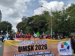 Massa Buruh Tolak UMP 2026 Mulai Berdatangan ke Patung Kuda Jakpus