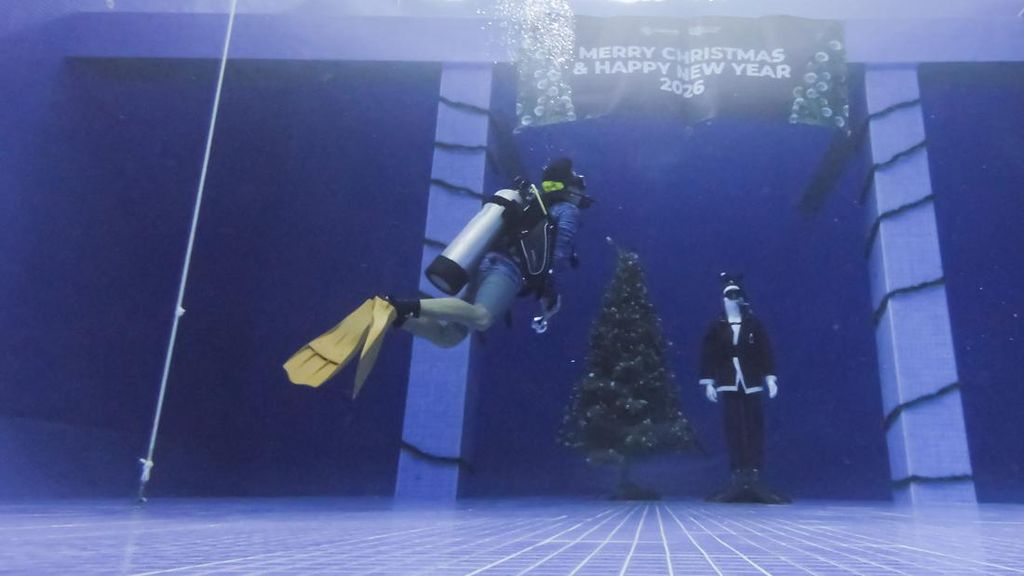 FOTO: Menyelam di Kolam Renang Terdalam se-Asia Tenggara