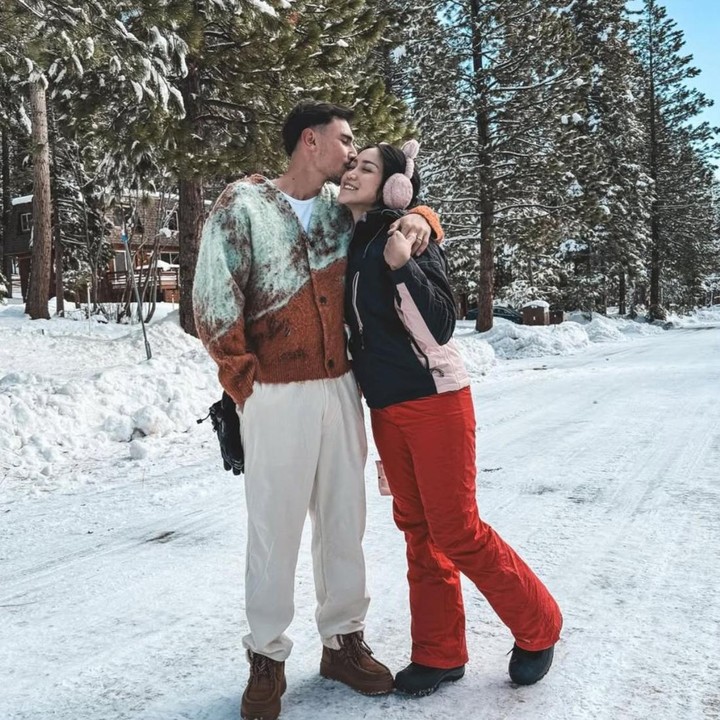 <p>Akhir tahun memang jadi momen yang tepat untuk menghabiskan waktu liburan bersama keluarga ya, Bunda. Hal ini juga dimanfaatkan oleh para artis Indonesia, salah satunya keluarga Jessica Iskandar yang baru-baru ini tengah berlibur ke Lake Tahoe, California. Pasangan ini juga turut mengajak ketiga anaknya, termasuk sang putri, Hagia, untuk menikmati liburan bersama. (Foto: Instagram @v.verhaag)</p>