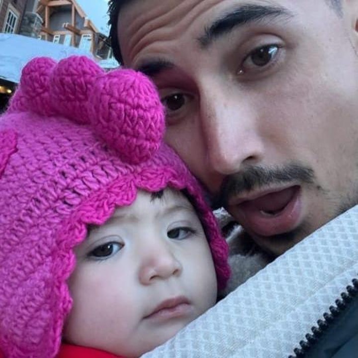 <p>Dalam potret lainnya, Hagia tampak digendong oleh sang Ayah, Vincent, yang kala itu cuaca tengah mencapai minus 4 derajat Celsius. Si Kecil yang akrab disapa Noni Jia ini pun terlihat menggemaskan mengenakan topi kupluk yang berwarna <em>pink</em>, Bunda. (Foto: Instagram @v.verhaag)</p>