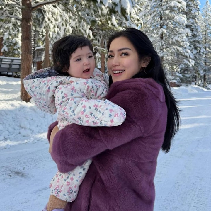 <p>Momen liburan tersebut dibagikan langsung oleh Jessica melalui akun Instagram pribadinya. Bunda tiga anak ini pun bercerita bahwa ini menjadi pengalaman pertama Hagia bermain salju. &ldquo;Salju pertama Noni Jia,&rdquo; tulis Jessica, menilik dari akun Instagram<em> @inijedar.</em> (Foto: Instagram @inijedar)</p>