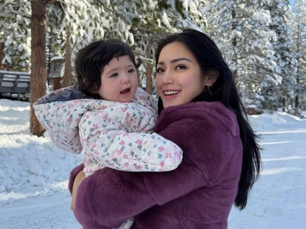 Momen Hagia Anak Jessica Iskandar Pertama Kali Main Salju, Bikin Gemas!
