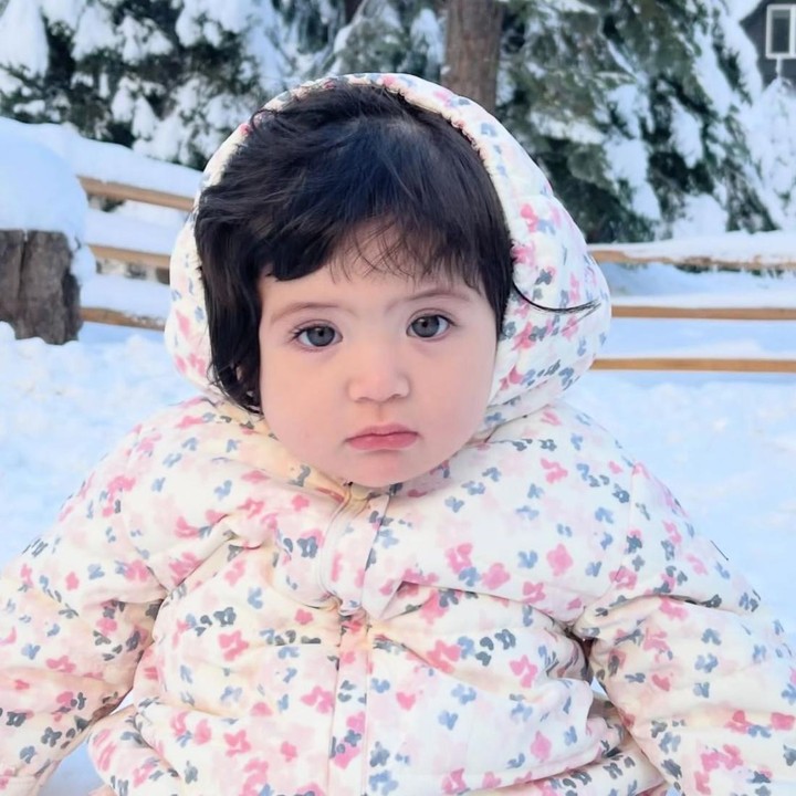 <p>Melihat dari salah satu potretnya, Hagia tampak menggemaskan mengenakan jaket musim dingin bermotif bunga berwarna pink. Meski cuaca saat itu tengah dingin, Hagia tidak rewel sama sekali lho, Bunda. Potret manisnya pun sukses menarik perhatian para netizen. (Foto: Instagram @erickbanaiskandar)</p>