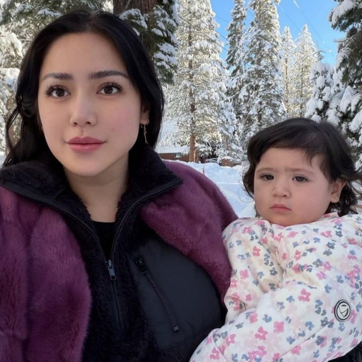 <p>Momen liburan Hagia saat pertama kali bermain salju ini pun langsung dibanjiri oleh komentar dari netizen. &ldquo;Enggak ngerti lagi selalu gemashh,&rdquo; tulis<em> @cnc****</em>, sementara akun Instagram<em> @the****</em> menuliskan, &ldquo;Noni Gia, malaikat salju terlucu,&rdquo;. Tak ketinggalan<em>, @tin****</em> juga ikut menambahkan, &ldquo;Selamat liburan Noni Jia,&rdquo;. (Foto: Instagram @inijedar)</p>