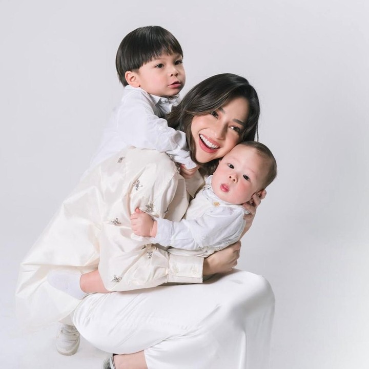 <p>Nikita Willy melahirkan putra keduanya, Nael Idrissa Djokosoetono, pada 15 Desember 2024. Saat sang adik lahir, putra pertamanya, Issa, pada saat itu baru menginjak usia dua tahun, Bunda. Meski masih kecil, ia terlihat sangat dekat dengan Nael. Bahkan, begitu adiknya lahir, Issa pun langsung berterima kasih dan memberikan ucapan manis untuk Nael. "Terima kasih ya, Dudung.<em> Love you</em>," kata Issa, dikutip dari kanal Youtube <em>@NikitaWilly.indraPriawan.</em> (Foto: Instagram @nikitawillyofficial94)</p>