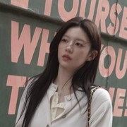 Outfit Liburan Ala Go Yoon Jung yang Simpel, Nyaman, dan Effortlessly Cool