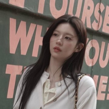 Outfit Liburan Ala Go Yoon Jung yang Simpel, Nyaman, dan Effortlessly Cool