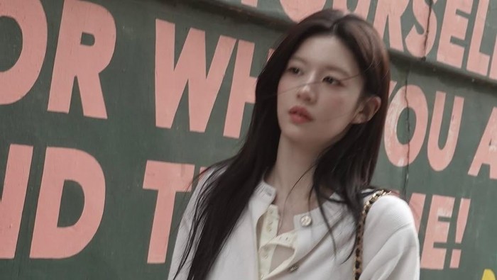 Outfit Liburan Ala Go Yoon Jung yang Simpel, Nyaman, dan Effortlessly Cool