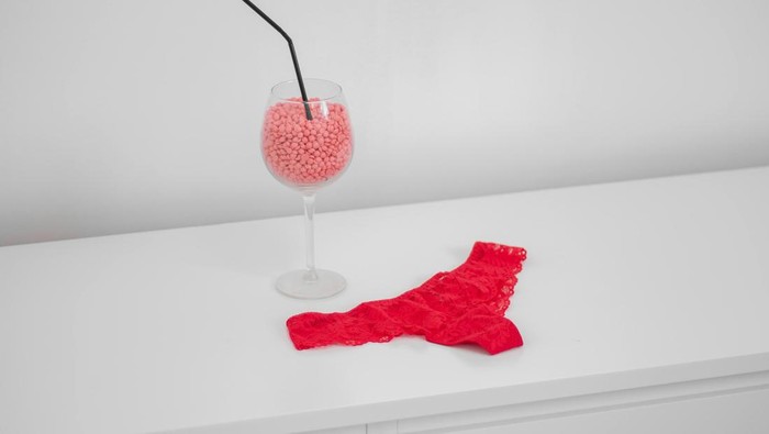 Memakai pakaian dalam merah atau kuning. Berdasarkan tradisi di Amerika Latin, pakaian dalam kuning untuk keberuntungan di ranah finansial, sedangkan merah untuk cinta.