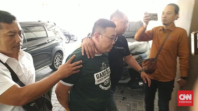 Samuel Ardi Kristianto alias S terduga pelaku pengusir paksa dan pembongkar rumah nenek Elina Widjajanti di Surabaya ditangkap Ditreskrimum Polda Jawa Timur.