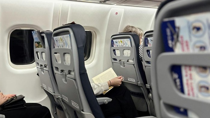 Inflight magazine bisa dibawa pulang dari pesawat.