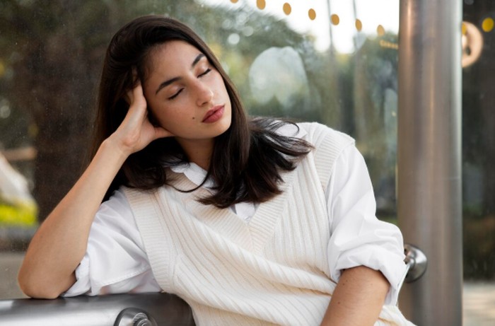 Post-holiday depression tidak muncul tanpa sebab dan dipengaruhi oleh faktor fisik, emosional, serta lingkungan. Penelitian menunjukkan perubahan pola hidup selama liburan berperan besar terhadap kondisi ini./ Foto: freepik.com