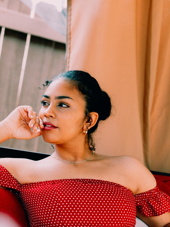 Memakai polkadot di malam tahun baru menurut tradisi Filipina. Bentuk koin dipercaya pembawa keberuntungan.