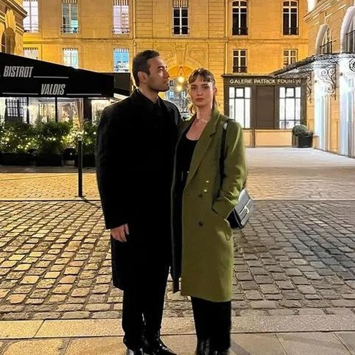 <p>Pemeran dalam film Soekarno ini belum lama ini kembali mencuri perhatian publik lewat unggahan terbarunya saat ikut sang istri pulang kampung ke Prancis, Bunda. Momen spesial tersebut ia bagikan langsung melalui postingannya di Instagram. &ldquo;Tengah malam di Paris,&rdquo; tulis Ario dalam keterangan unggahannya, dikutip dari akun Instagram <em>@bayu_ario.</em> (Foto: Instagram @bayu_ario)</p>