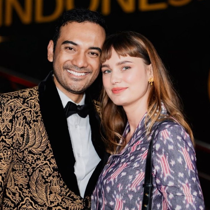 <p>Aktor Ario Bayu resmi mengikat janji sucinya dengan perempuan asal Prancis, Valentine Payen-Wicaksono, pada tahun 2017. Setelah delapan tahun mengarungi bahtera rumah tangga, pasangan ini kini sudah dikaruniai dua orang anak, Bunda. (Foto: Instagram @bayu_ario)</p>