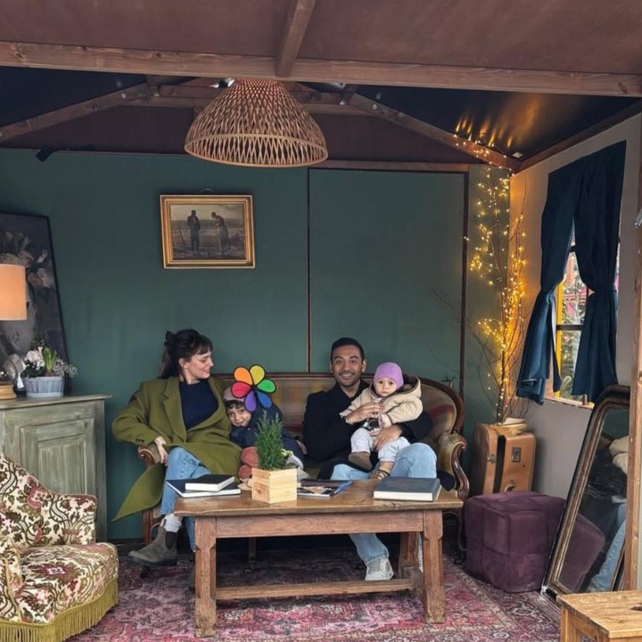 <p>Tak hanya menghabiskan waktu berdua dengan sang istri, di momen lainnya, Ario Bayu juga terlihat mengajak kedua anaknya untuk berkeliling dan menikmati indahnya suasana di kota Paris. Keluarga kecil ini pun tampak bahagia menikmati momen kebersamaannya, Bunda. (Foto: Instagram @valentinepayenwicaksono)</p>