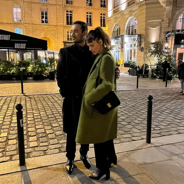 <p>Melihat dari salah satu potret yang dibagikan, Ario Bayu dan Valentine tampak kompak mengenakan busana musim dingin. Ario tampil gagah dengan <em>long coat</em> hitam, sementara sang istri terlihat <em>stylish</em> mengenakan <em>long coat</em> yang berwarna hijau. (Foto: Instagram @bayu_ario)</p>