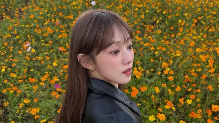 Lee Sung Kyung Bagikan Momen Jalan-jalan Cantik di Akhir Tahun 2025