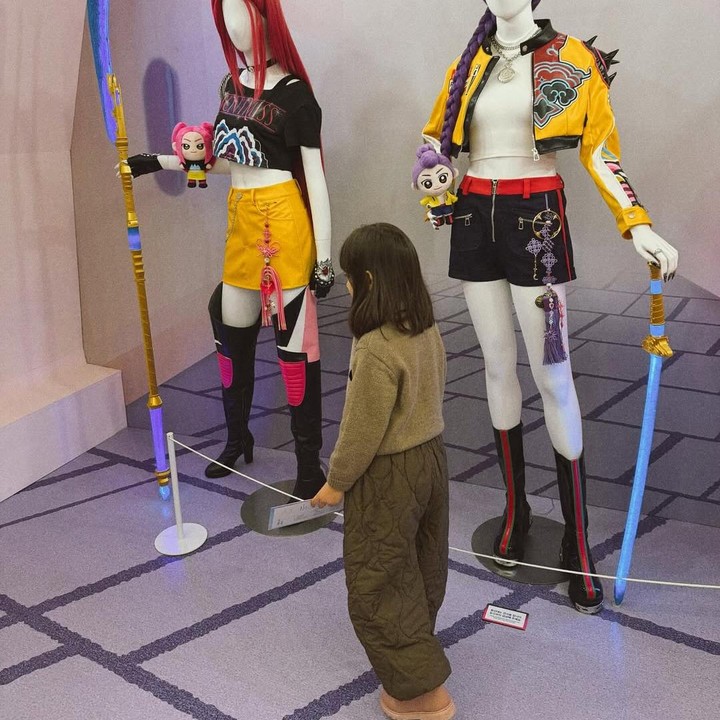 <p>Penyanyi Raisa menghabiskan libur akhir tahun dengan jalan-jalan ke Korea Selatan. Perempuan 35 tahun ini tak pergi sendiri, Bunda. Raisa mengajak serta anak semata wayangnya Zalina Raine Wyllie. (Foto: Instagram @raisa6690)</p>