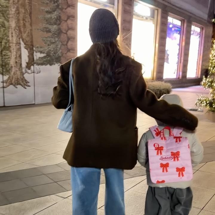 <p>Melalui unggahan di Instagram, Raisa membagikan potret-potret kebersamaannya dengan sang putri saat mengunjungi beberapa tempat wisata hingga jalanan di Korea Selatan. Keduanya menikmati liburan musim dingin di sana. "<em>Photo dump from freezing Seoul</em>," tulisnya dalam <em>caption postingan</em>. (Foto: Instagram @raisa6690)</p>