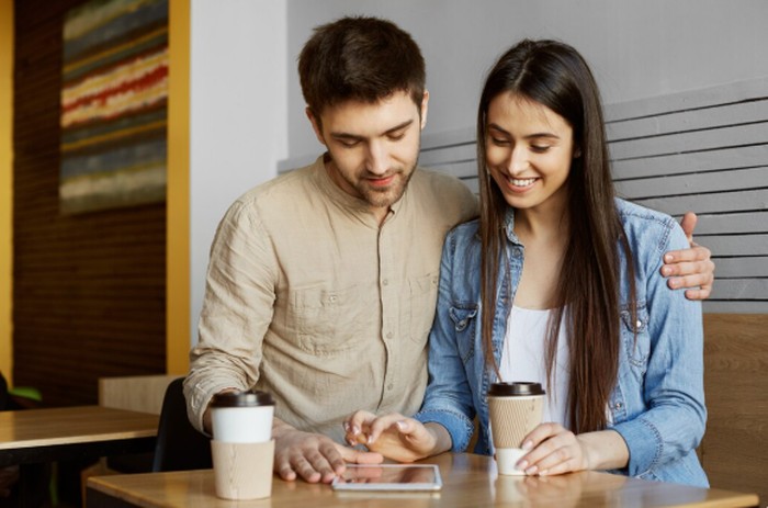 Scorpio memiliki kesetiaan yang sangat dalam, meski tidak mudah mengekspresikan perasaan. Mereka mencintai dengan intens, tetapi cenderung tertutup dan selektif./ Foto: freepik.com/cookie_studio