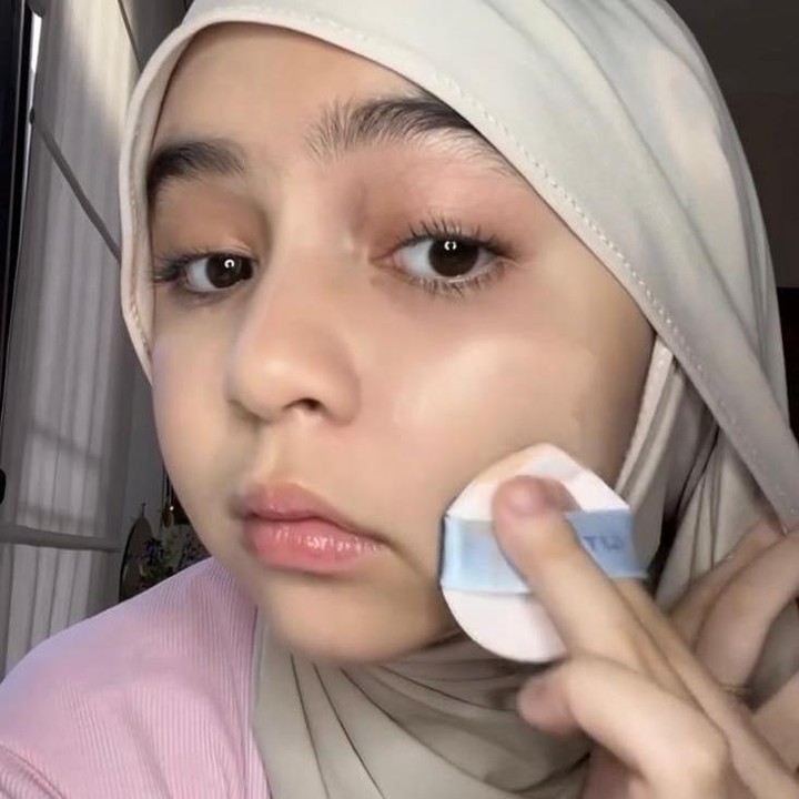 <p>Melalui unggahannya di Instagram, Sienna sebelumnya terlihat sudah melakukan <em>skin preparation</em>, Bunda. Ia pun memulai proses riasannya dengan mengaplikasikan <em>cushion</em>. &ldquo;Aku udah ngelakuin&nbsp;<em>skin preparation.</em> Jadi kita mulai dengan <em>cushion</em>,&rdquo; ungkap Sienna. (Foto: Instagram @kasyaznna)</p>