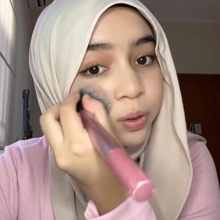 <p>Di sela-sela mengaplikasikan <em>blush on</em>, Sienna juga sempat berbagi cerita soal keluarganya, Bunda. &ldquo;Tapi aku tuh deket banget sama tiga-tiga orang tua aku. Ayah aku, ibu aku, dan mama Ines (ibunda sambung Sienna). Bagusnya kita juga enggak terlalu berkonflik-konflik banyak. Kita enggak pernah berantem juga seumur hidup. Sebel-sebelan pernah ya, tapi kalau berantem enggak pernah,&rdquo; kata Sienna. (Foto: Instagram @kasyaznna)</p>