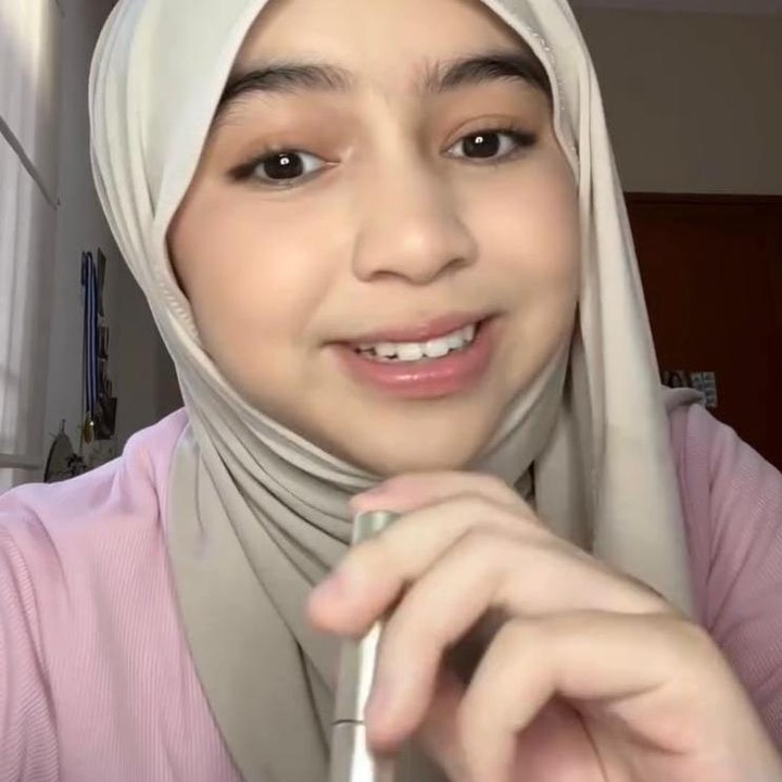 <p>Sienna pun melanjutkan proses <em>makeup</em>-nya dengan mengaplikasikan maskara. Meski begitu, ia mengaku jarang menggunakan produk tersebut dalam kesehariannya, Bunda. (Foto: Instagram @kasyaznna)</p>