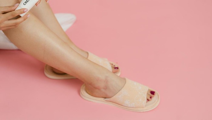 Beberapa maskapai menyediakan slippers untuk penumpang. Slipers bisa kamu bawa pulang.