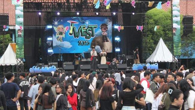 SMAN 22 Jakarta Timur menggelar TWEST 2025, agenda tahunan yang mengintegrasikan olahraga, sosial, dan seni. Tema tahun ini: "Stay Young, Dream Big".