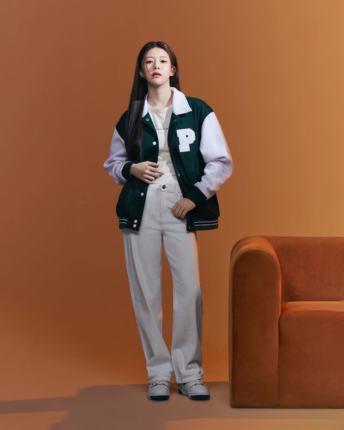 Varsity jacket ala Go Yoon Jung menciptakan tampilan sporty yang clean dan modern. Cocok untuk OOTD santai yang tetap terlihat rapi./ Foto: instagram.com/goyounjung