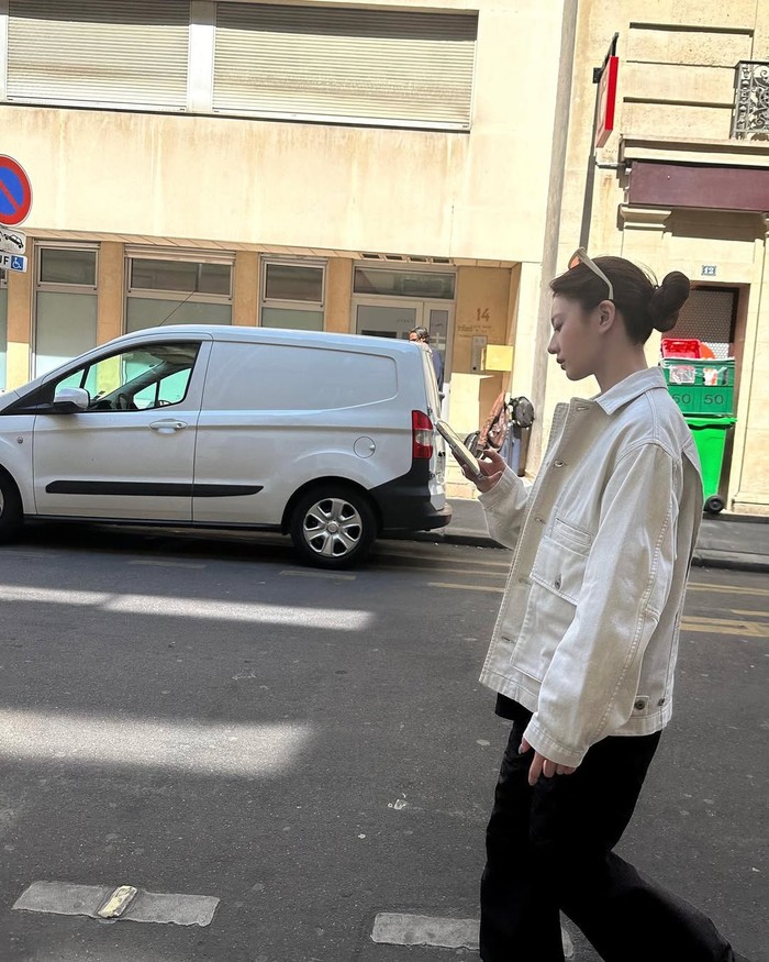 Gaya street style Go Yoon Jung cocok untuk liburan urban yang santai. Jaket krem memberi kesan clean dan modern./ Foto: instagram.com/goyounjung