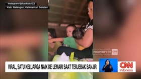 VIDEO: Viral, Satu Keluarga Naik ke Lemari Saat Terjebak Banjir