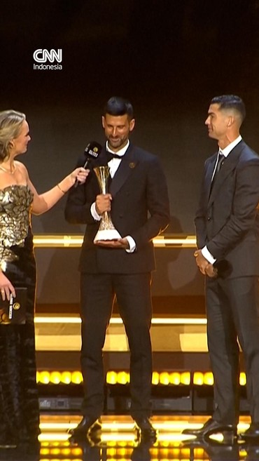 Ronaldo Persembahkan Piala Globe Sports Award ke Novak Djokovic