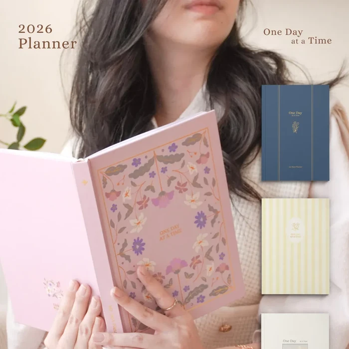 Planner dari TinkleTales menawarkan isi lengkap untuk perencanaan harian, refleksi diri, dan pengelolaan keuangan. Cocok untuk pemula yang ingin hidup lebih teratur tanpa ribet.