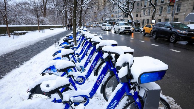 Sejumlah wilayah di AS menghadapi angin kencang hingga badai salju imbas cuaca ekstrem pekan ini.