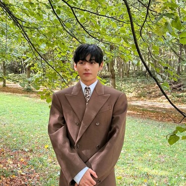 V BTS Buka Suara Usai Isi Chat dengan Min Hee Jin Jadi Bukti Persidangan Melawan HYBE