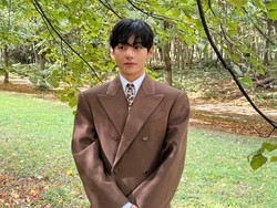 V BTS Buka Suara Usai Isi Chat dengan Min Hee Jin Jadi Bukti Persidangan Melawan HYBE