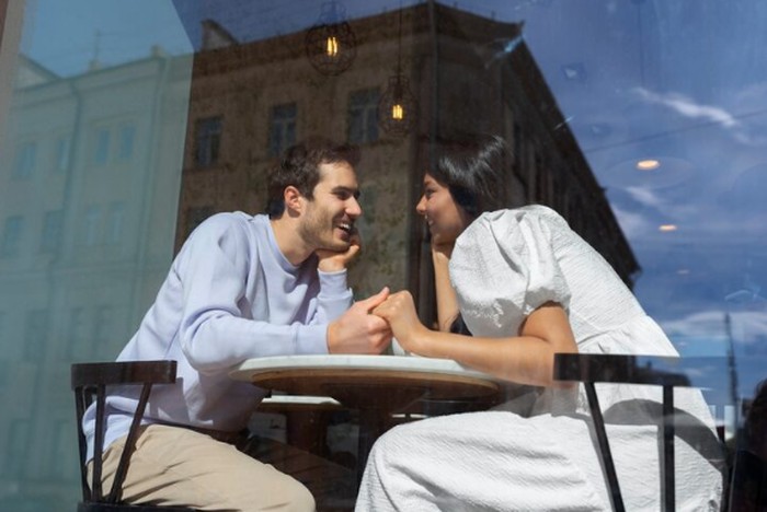 Virgo adalah zodiak setia yang mengekspresikan cinta lewat perhatian kecil dan kepedulian praktis. Mereka jarang menunjukkan emosi secara berlebihan, tetapi selalu hadir saat dibutuhkan./ Foto: freepik.com