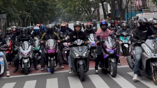 Yamaha merayakan satu dekade MAXi dengan MAXi Drag Combat di Bandara Husein Sastranegara, Event ini menggabungkan balap motor dan gaya hidup street race.