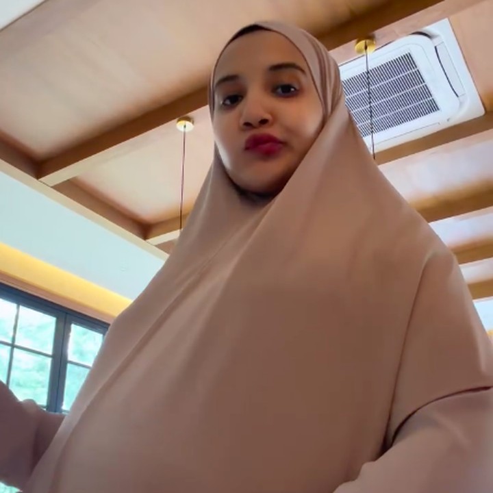 <p>Zaskia juga tak lupa memamerkan baby bump kehamilannya yang sudah memasuki akhir trimester kedua. Dalam satu momen, kakak Shireen Sungkar ini menunjukkan <em>baby bump</em> kehamilannya sambil memasak di dapur. (Foto: Instagram @zaskiasungkar15)</p>