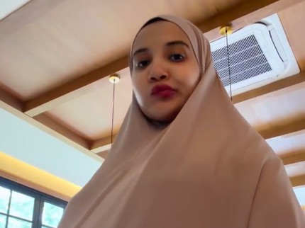 Momen Bumil Zaskia Sungkar Masak di Dapur Rumah Aesthetic, Intip Potretnya