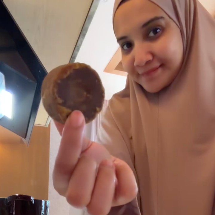 <p>Artis Zaskia Sungkar tengah menikmati masa kehamilan keduanya, Bunda. Baru-baru ini, Zaskia membagikan momen saat memasak masakan kesukaan di rumah barunya yang <em>aesthetic</em>. Rumah ini diketahui baru saja selesai dibangun oleh suaminya Irwansyah. (Foto: Instagram @zaskiasungkar15)</p>